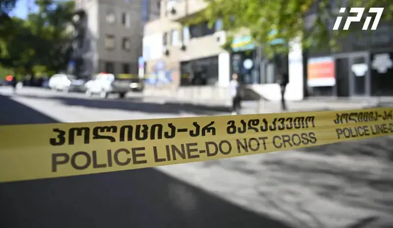თბილისში წუხელ საცხოვრებელი კორპუსის ეზოში სამი ადამიანი გარდაცვლილი ნახეს - სავარაუდო მიზეზი სიმაღლიდან ვარდნაა: რა დეტალებია ცნობილი