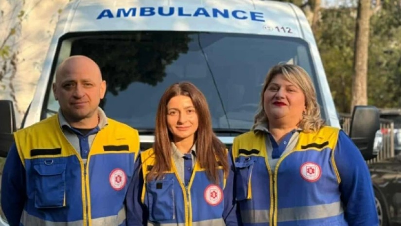 „ქუჩაში გამვლელები სასწრაფოს მანქანას წინ გადაუდგნენ და შეჩერება მოსთხოვეს“ - სასწრაფოს ექიმებმა გადაარჩინეს ტაქსის მძღოლი, რომელსაც ინფარქტი დაემართა